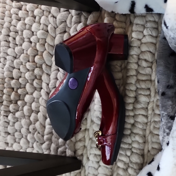 Shiny red heels - Picture 2 of 3